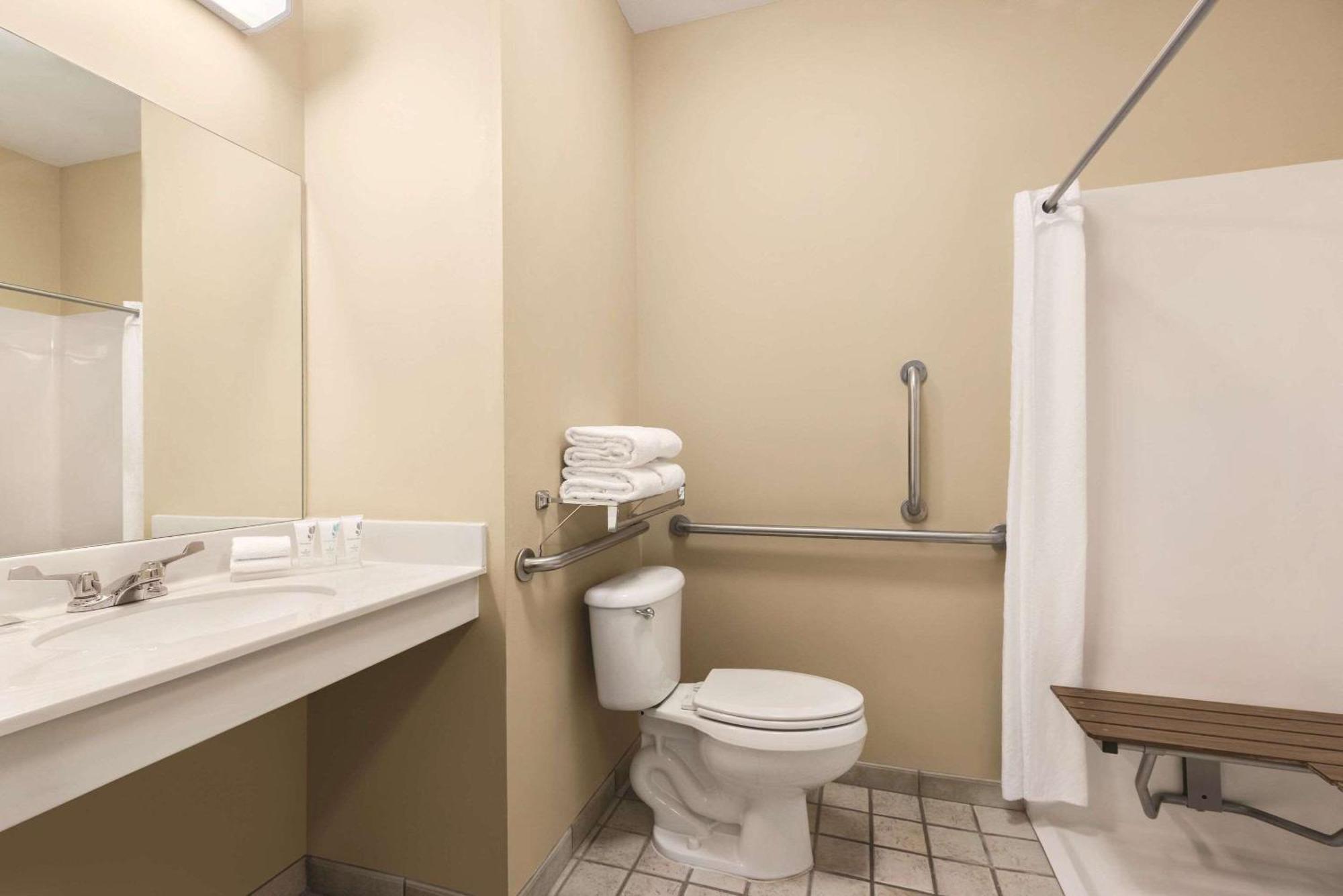 Country Inn & Suites By Radisson, Forest Lake, Mn Bagian luar foto